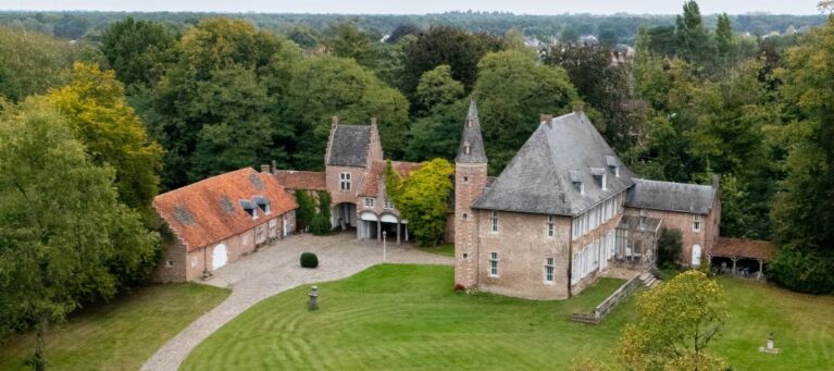Kasteel Tielenhof 3 drone rechtopstaand web