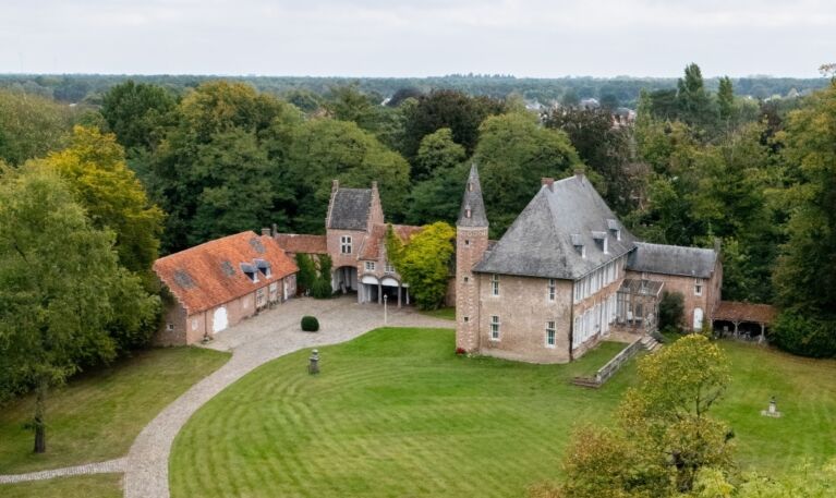 Kasteel Tielenhof 3 drone rechtopstaand web
